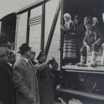 Familie de țărani în ușa unui vagon de marfă al căilor ferate bulgare, 1940