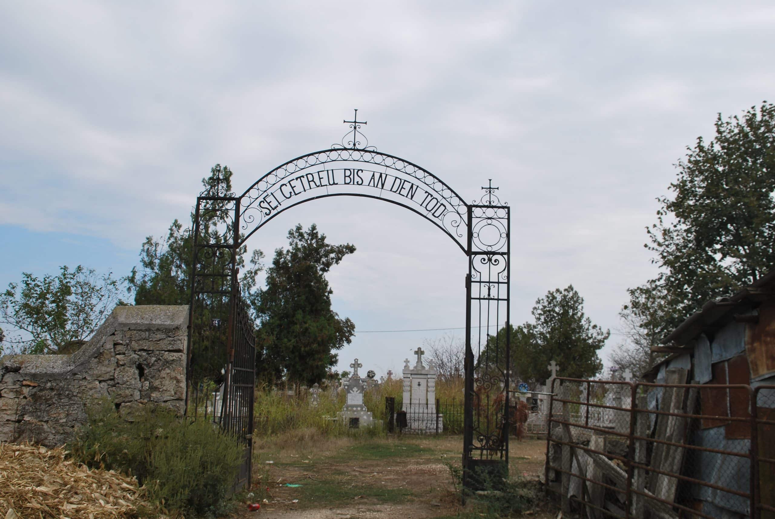 Poarta cimitirului german din Cobadin