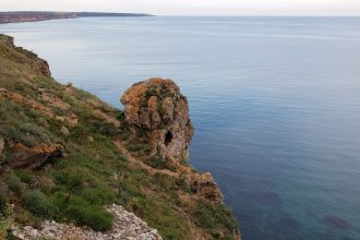 Faleza stâncoasă de la Capul Caliacra și Marea Neagră
