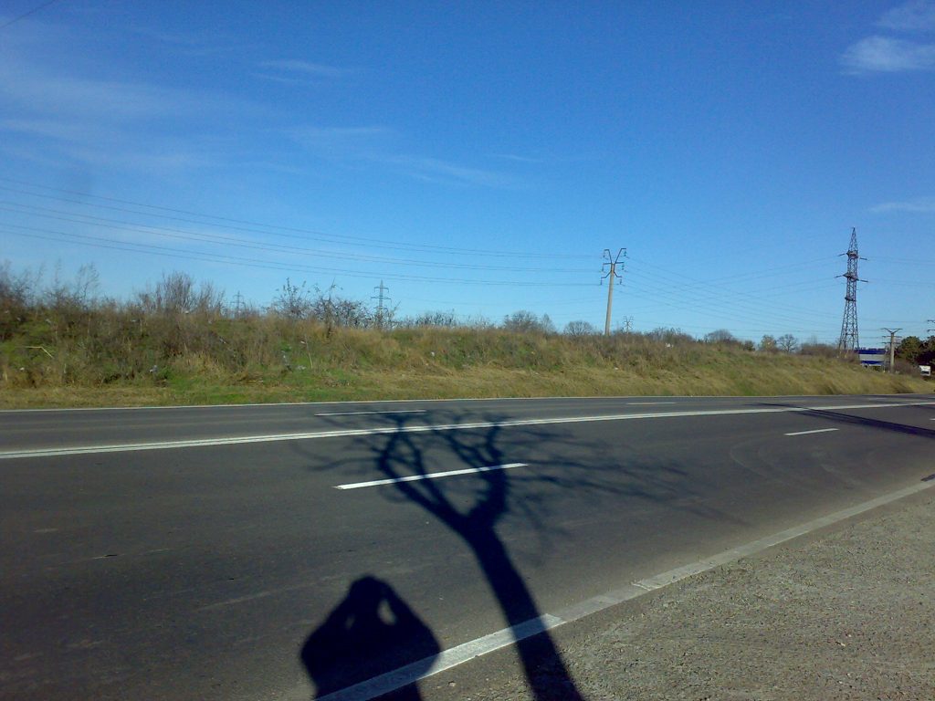 Valul de piatră din Dobrogea: rămășițele zidului de piatră de pe creasta valului, fotografiate în 2010