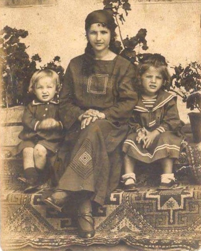 Fotografie din 1925 cu o familie tătară crimeeană: o mamă și doi copii